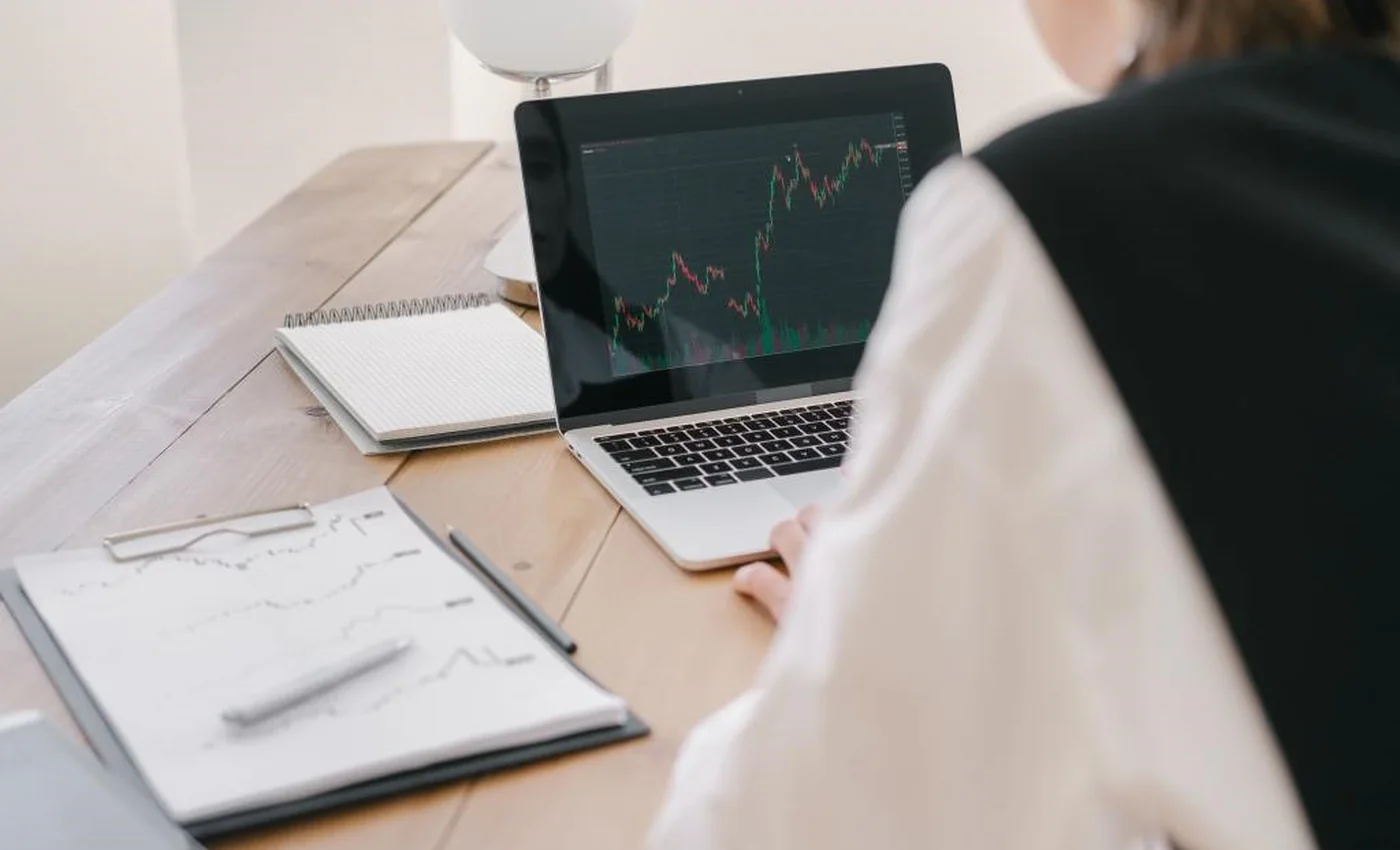 Análisis de mercado con gráficos y documentación