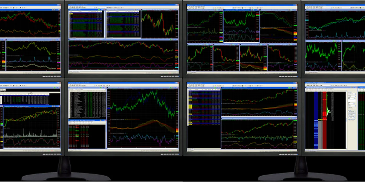 Estación de trabajo con gráficos y calendario económico